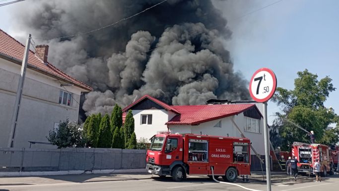FRISSÍTVE: Tűz pusztít Szatmárnémetiben – tűzoltók kerültek kórházba